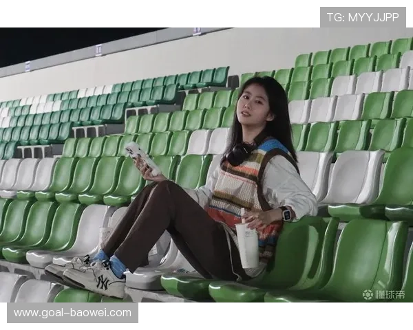 足球球星携手合影温馨瞬间女球迷心动难忘共谱绿茵传奇 足球球星携手合影温馨瞬间女球迷心动难忘共谱绿茵传奇